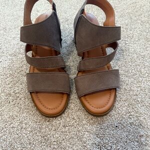Lucky Brand Tan Strappy Sandals